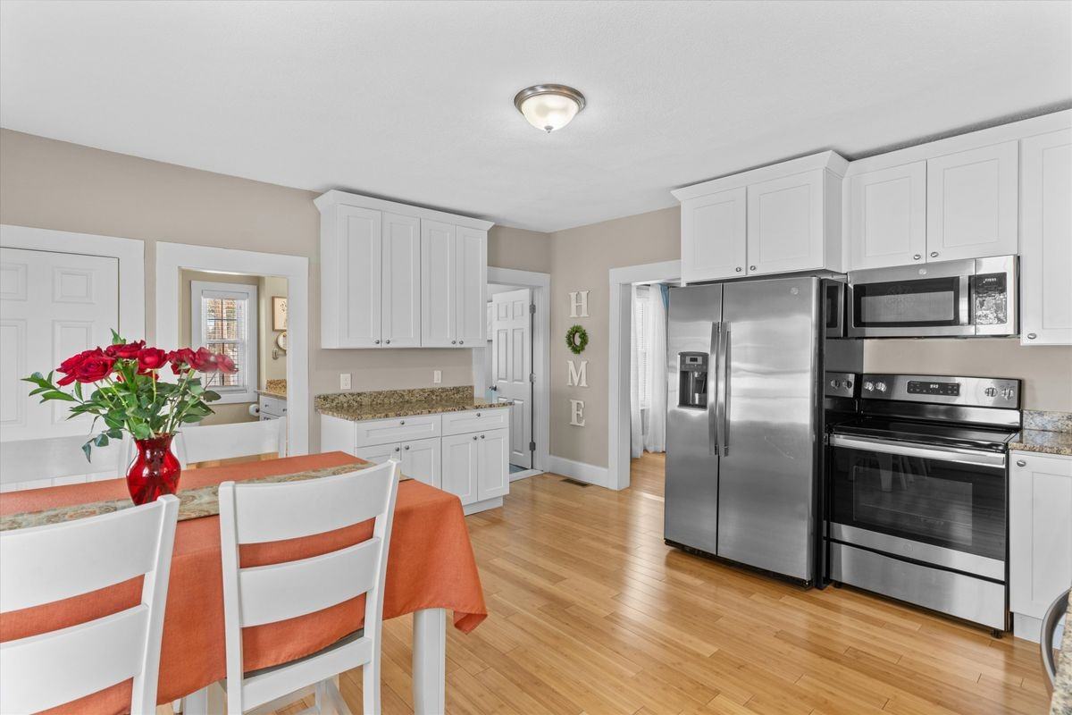 1042 Somerville St - Photo 3 of 11