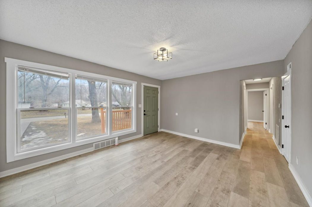 5605 Hardesty Ave - Photo 2 of 9