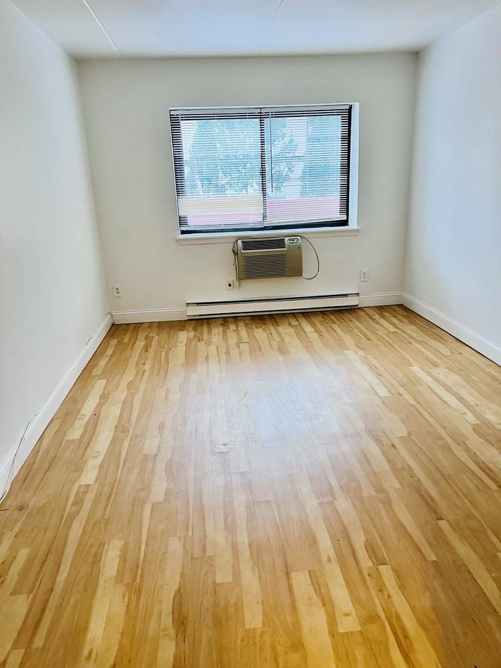 243 W Post Rd #Q - Photo 7 of 8