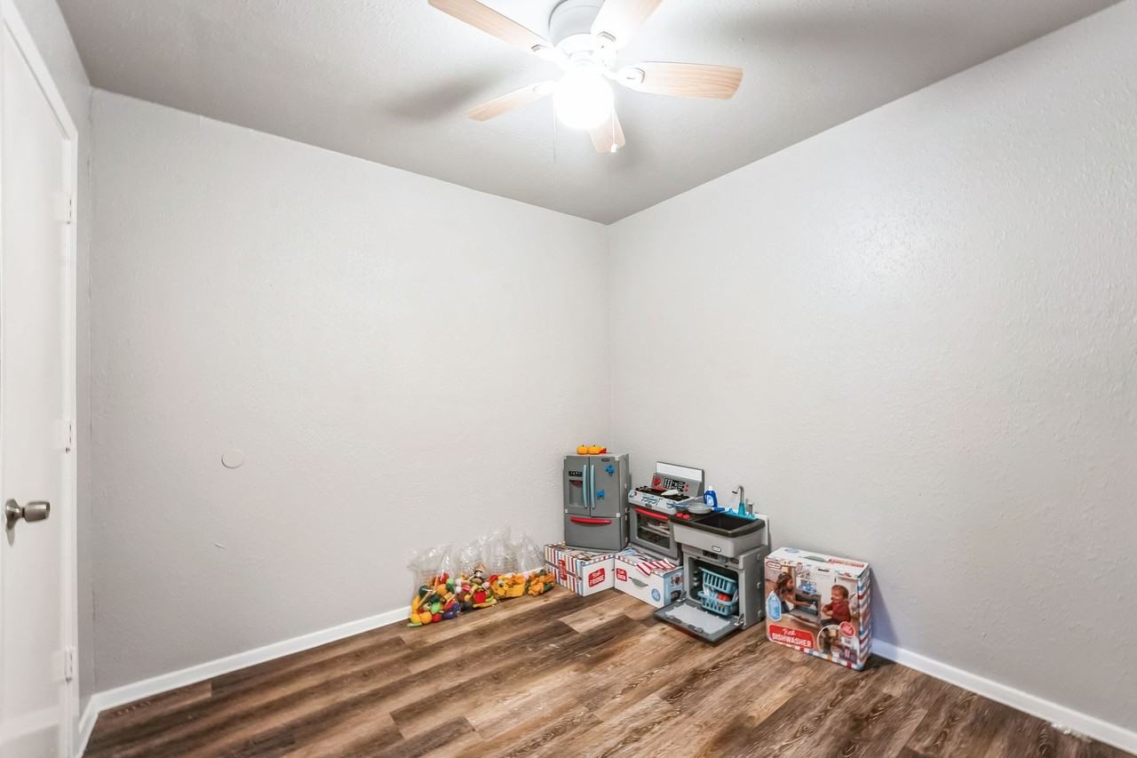 Doreen Townhomes - Photo 5 of 32