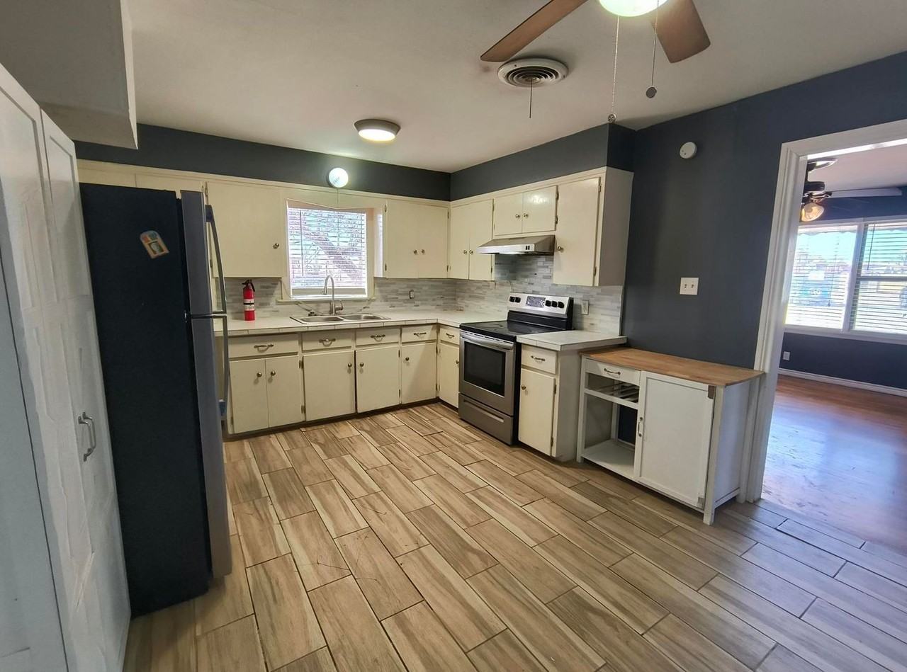 805 7th St - Photo 3 of 10