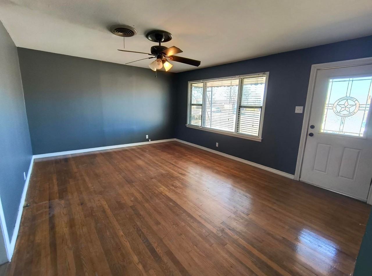 805 7th St - Photo 4 of 10