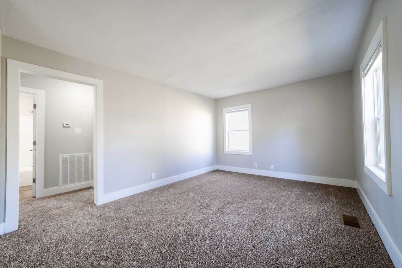 1003 Lincoln St - Photo 4 of 26