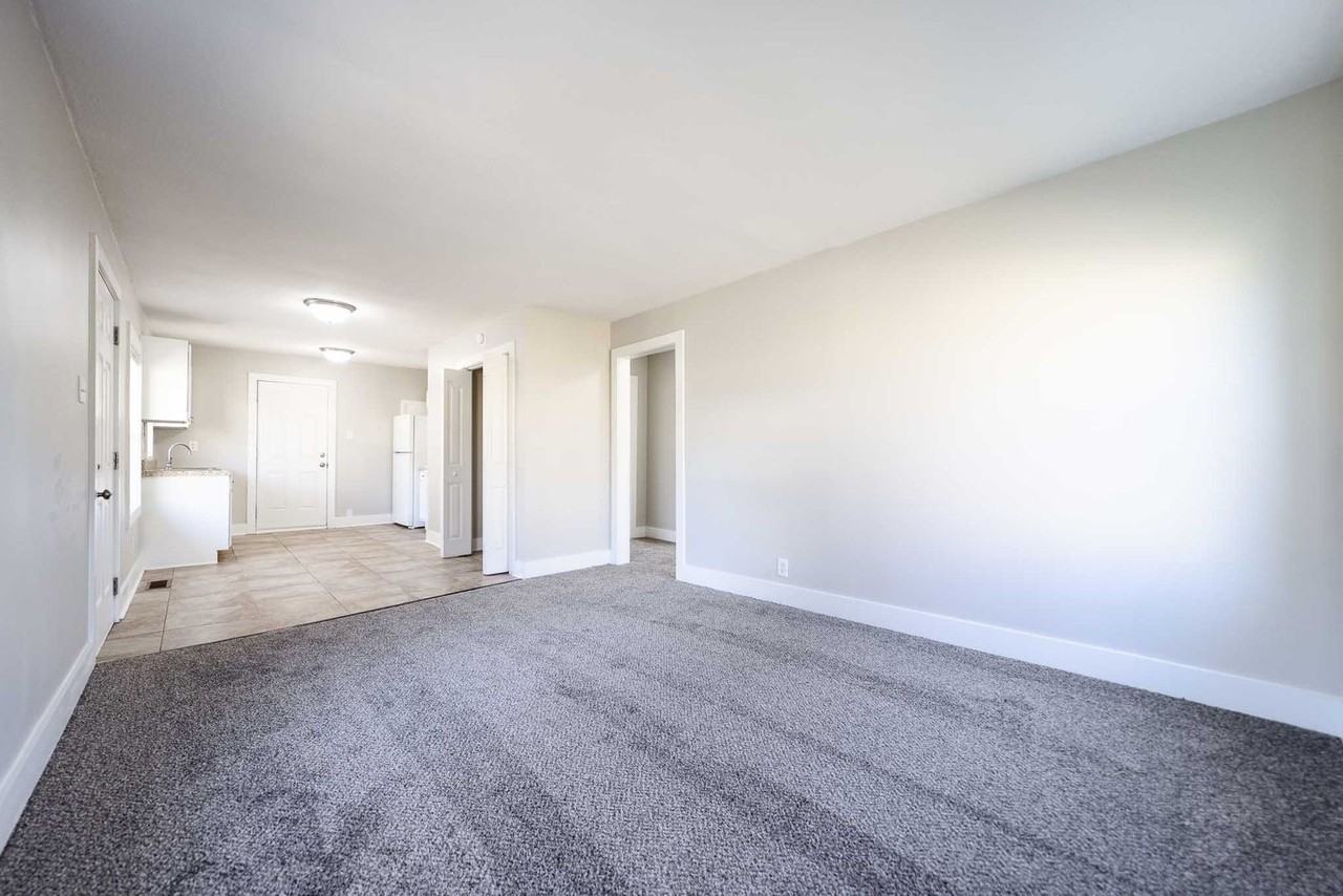 1003 Lincoln St - Photo 5 of 26