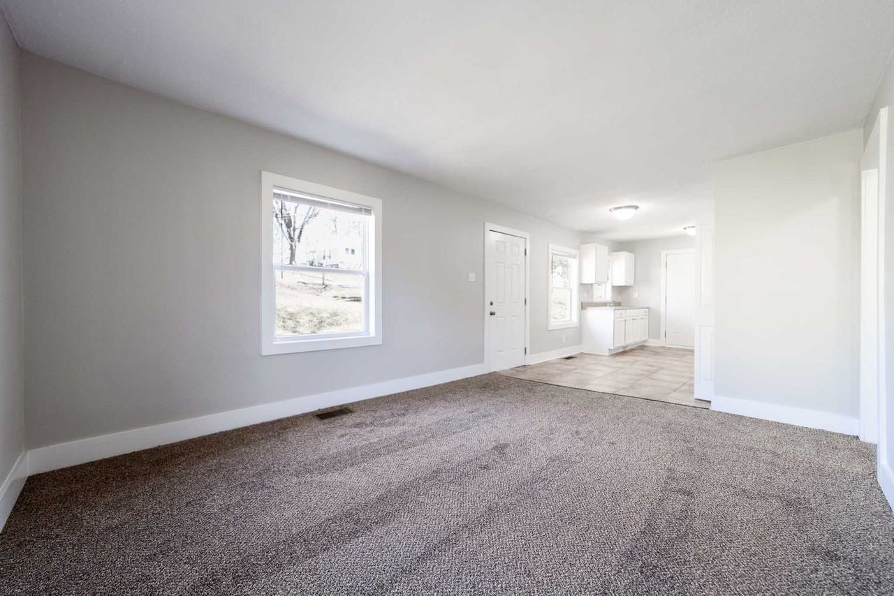 1003 Lincoln St - Photo 6 of 26