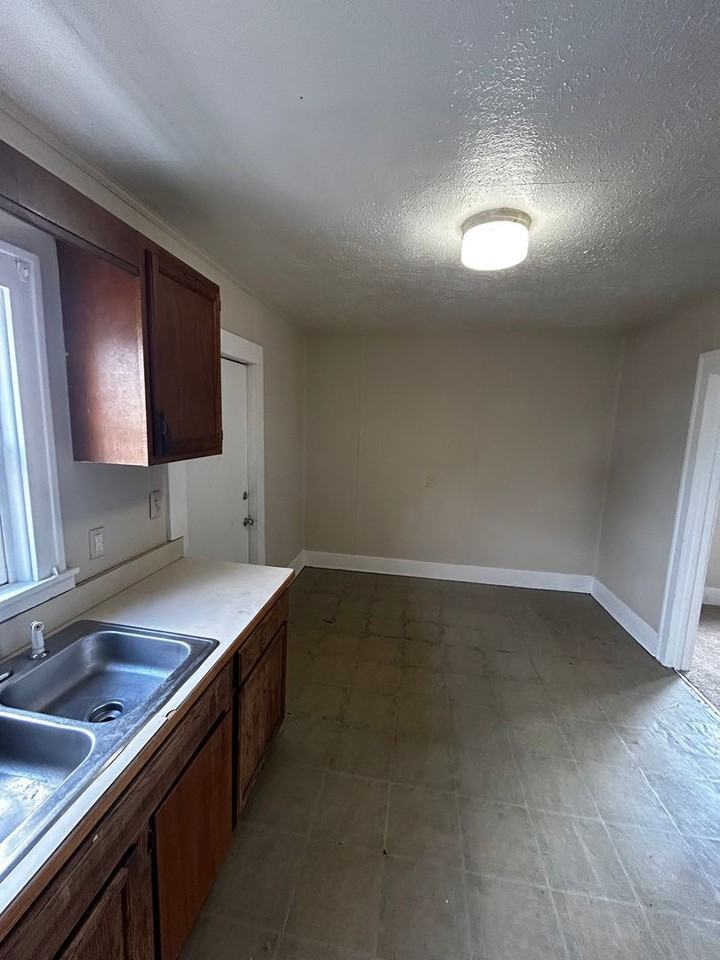 315 Half St Uppr - Photo 2 of 17