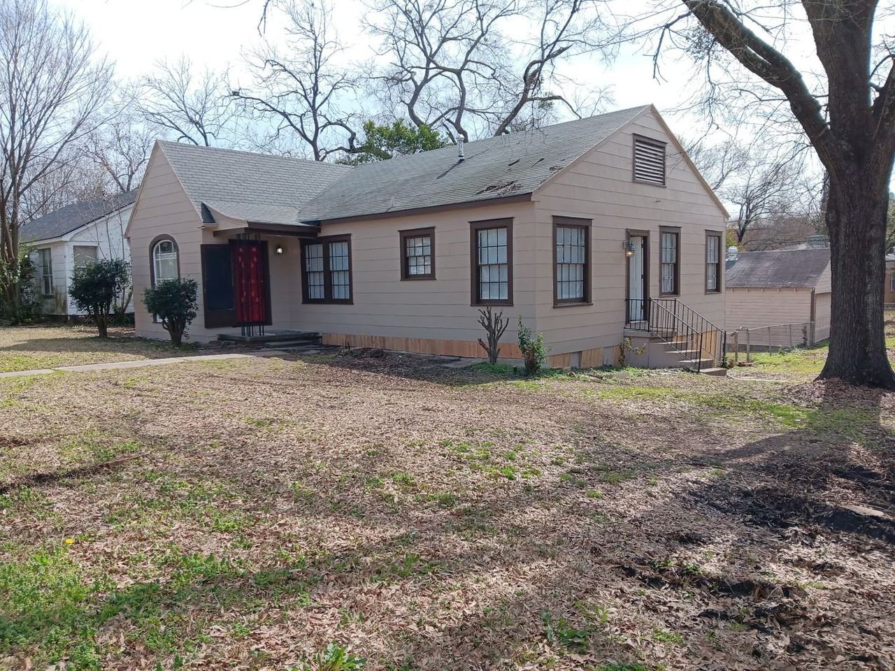 103 E Robinson Pl - Photo 2 of 50