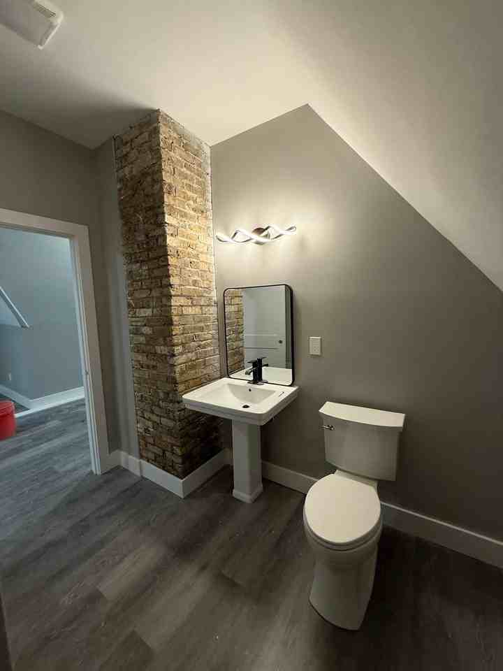 2949 N Frederick Ave - Photo 3 of 23