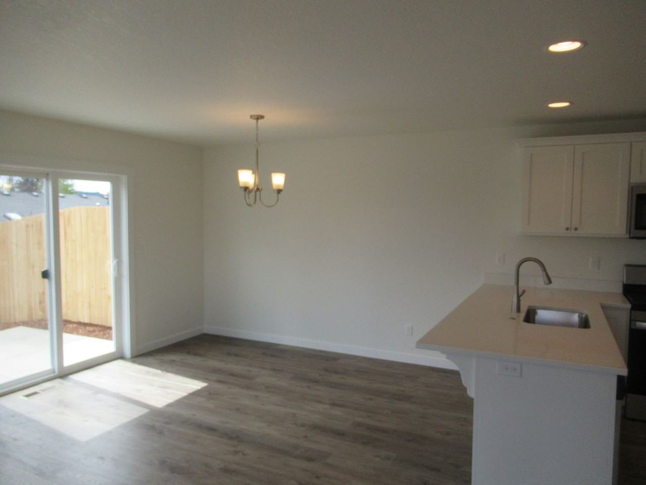 375 Nw Denton Ave - Photo 4 of 23
