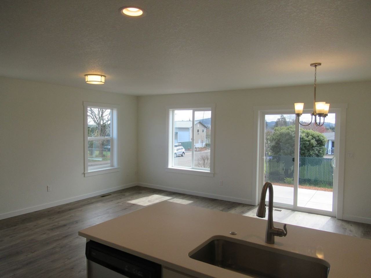 375 Nw Denton Ave - Photo 7 of 23