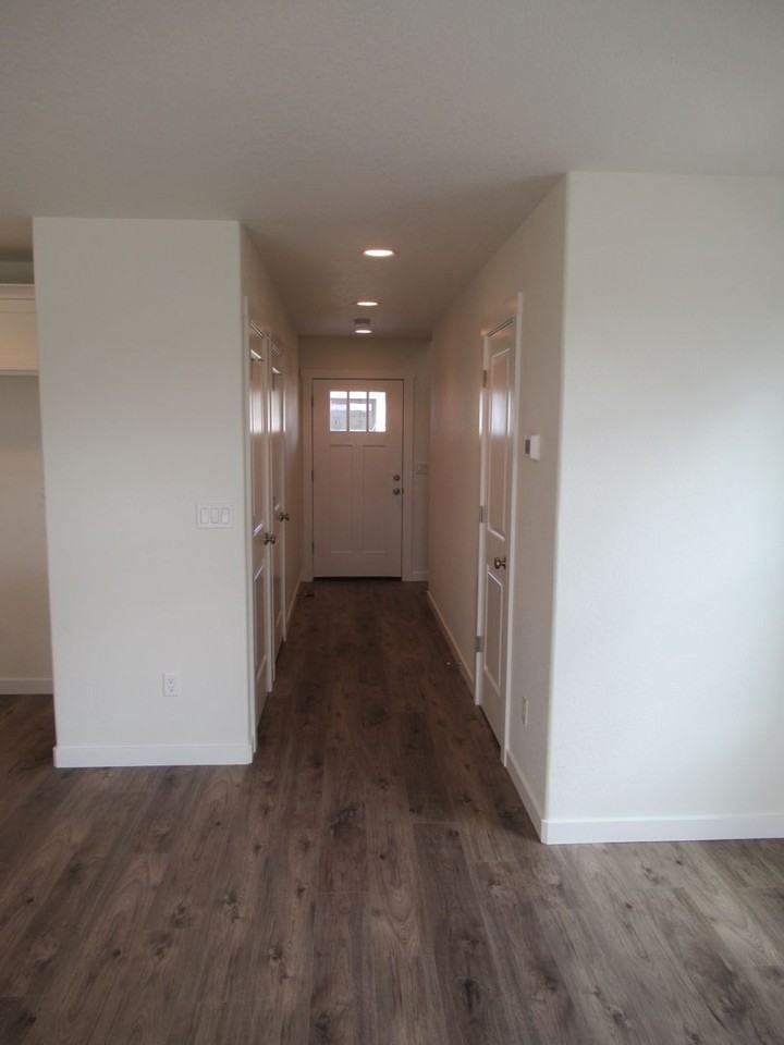 375 Nw Denton Ave - Photo 6 of 23