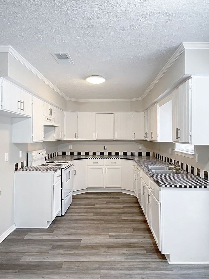 114 Robin Ln - Photo 3 of 15
