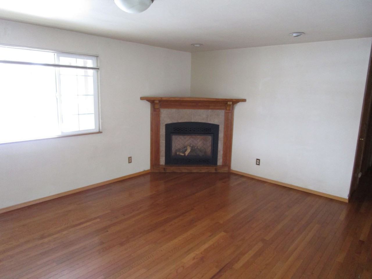 1241 Se 5th St - Photo 3 of 12