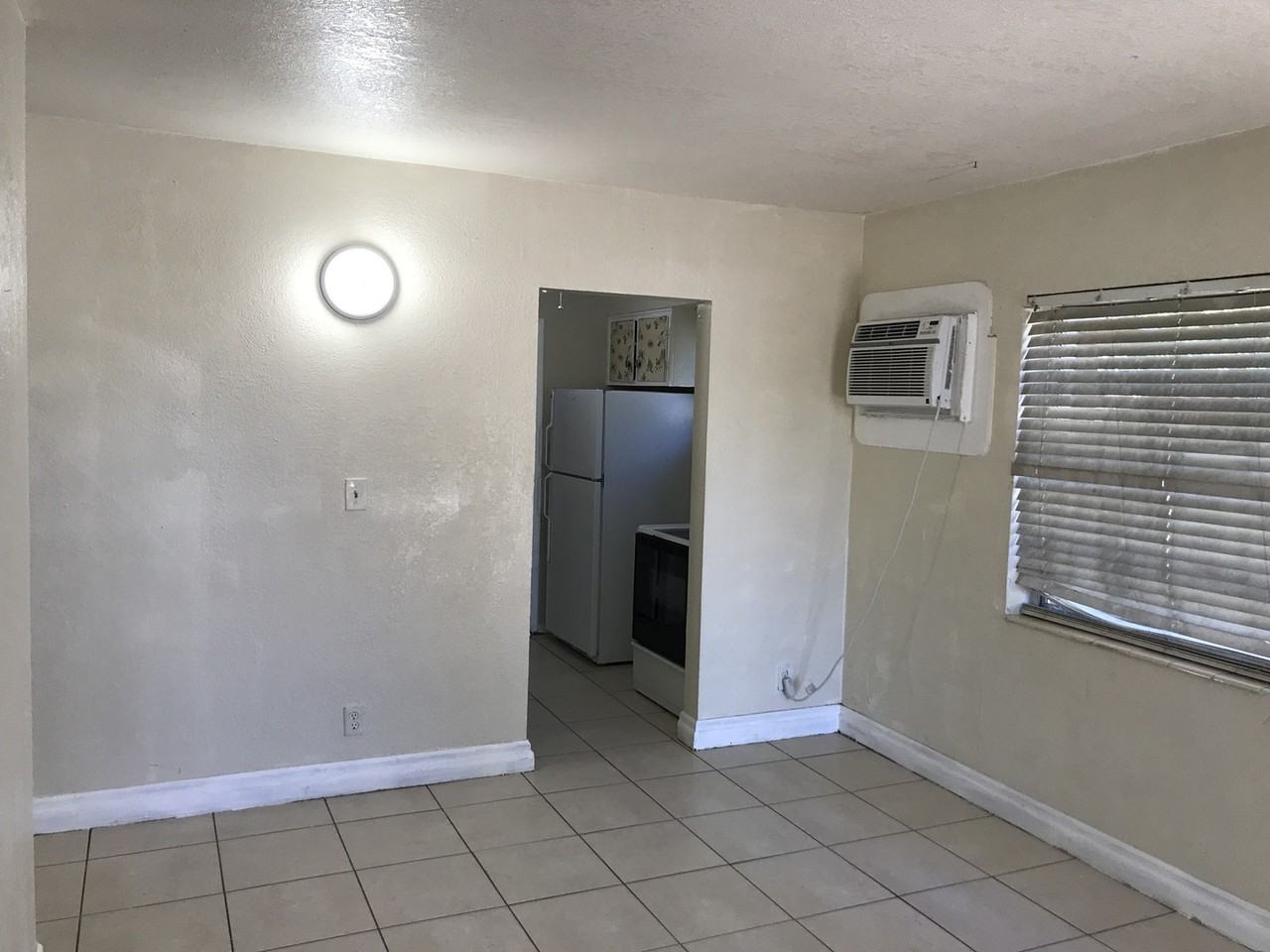 1736 Lauderdale Manor Dr - Photo 4 of 15