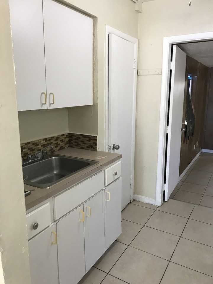 1736 Lauderdale Manor Dr - Photo 6 of 15