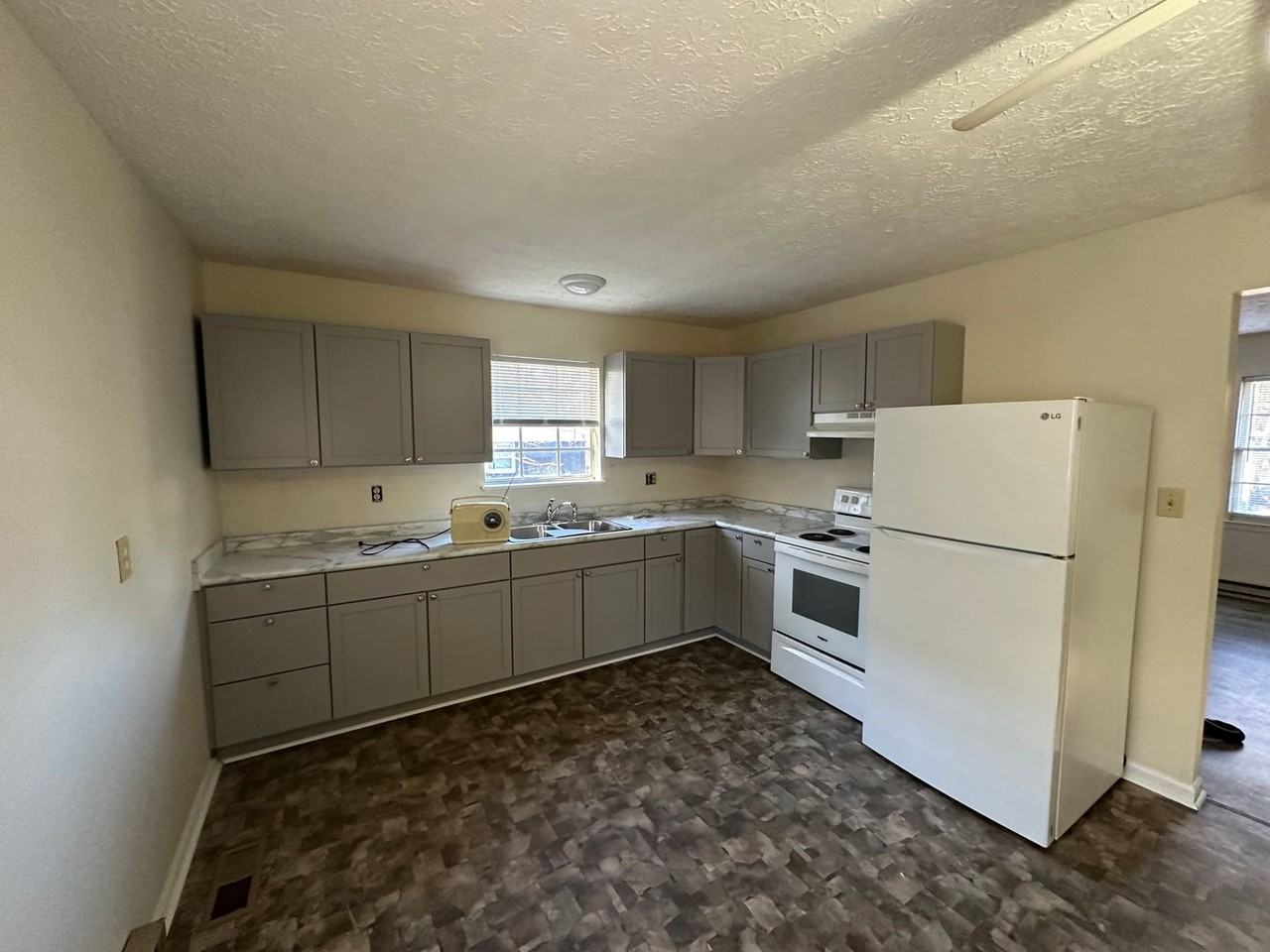 1021 Ardmore Drive - Photo 4 of 9