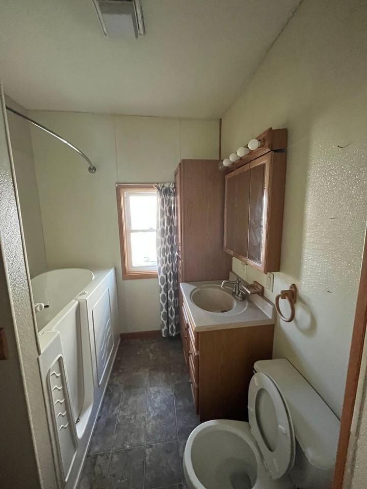 822 Hammond Ave - Photo 3 of 7