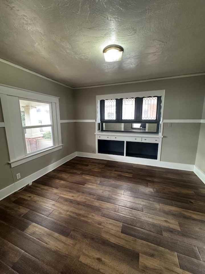 2324 Fox Ave - Photo 3 of 11