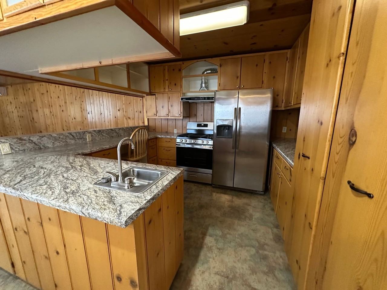 1731 Lakeshore Dr - Photo 6 of 29