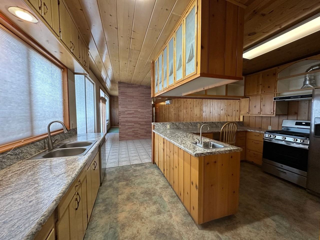 1731 Lakeshore Dr - Photo 7 of 29