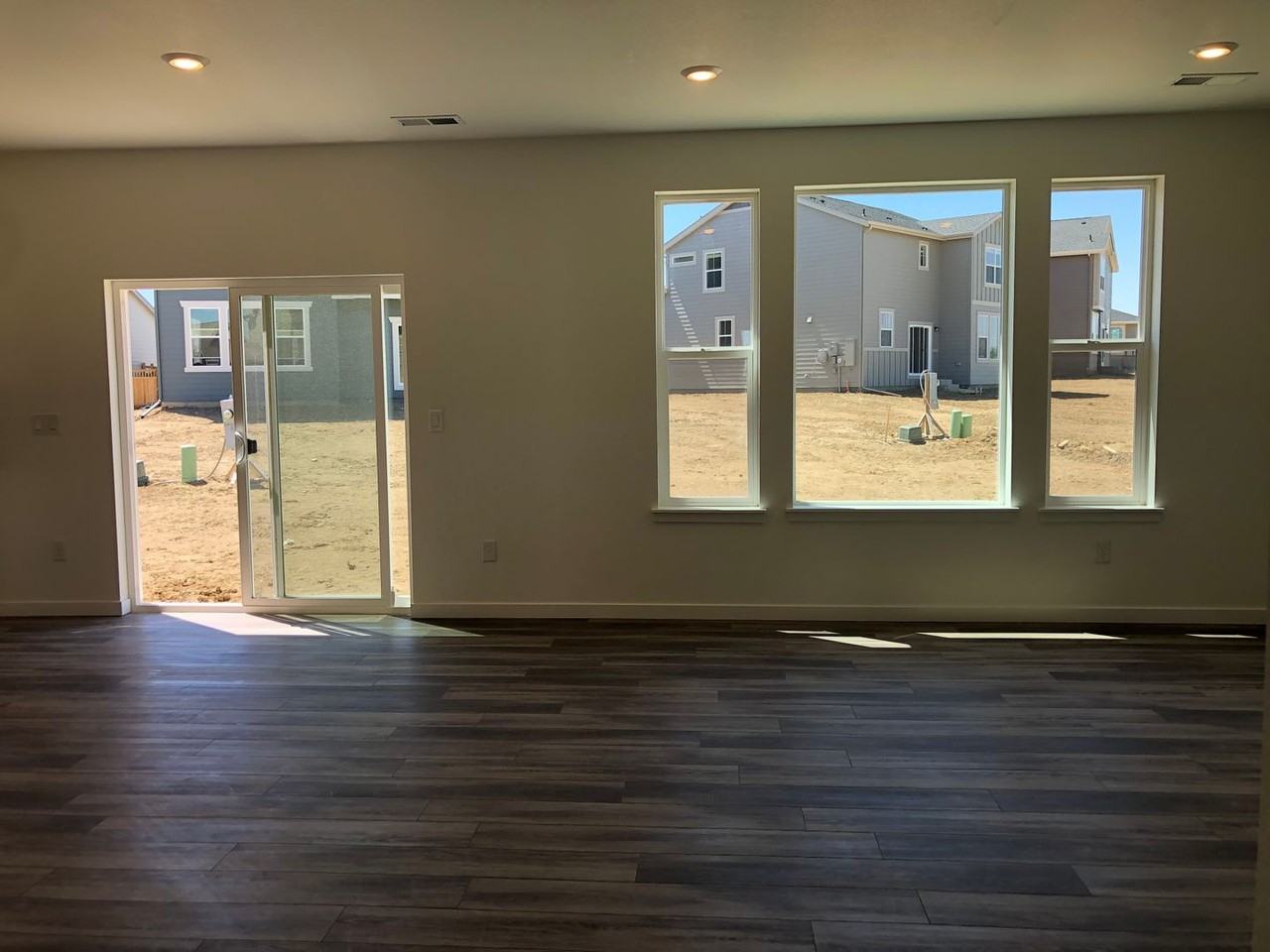 3514 Sawtooth St - Photo 4 of 26