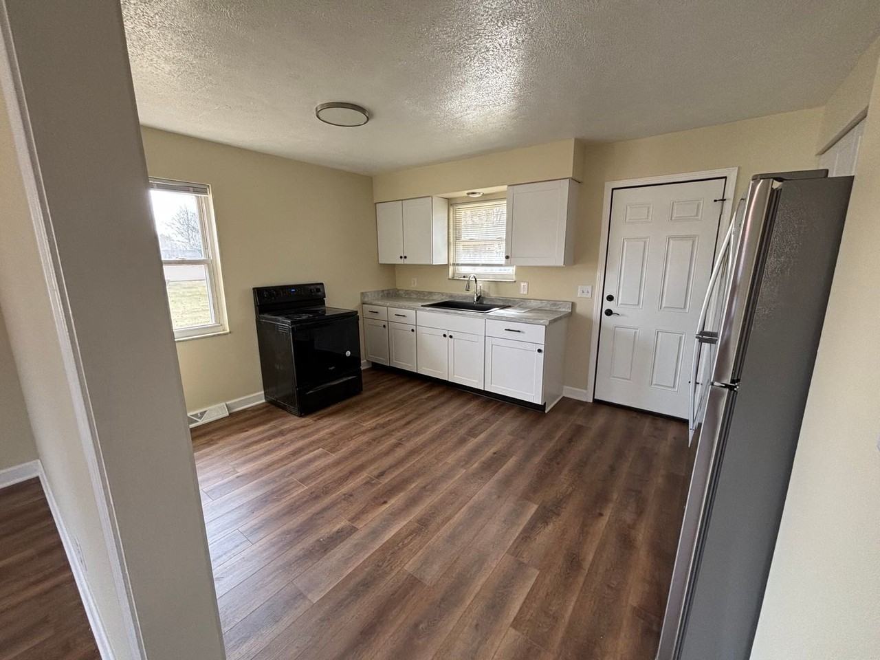 307 Sunset Ln - Photo 2 of 11