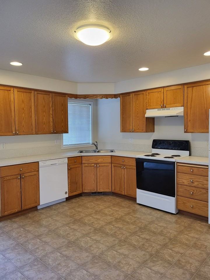 147-Michael Duplex - Photo 3 of 20