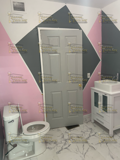 1152 N Goodman St - Photo 3 of 5