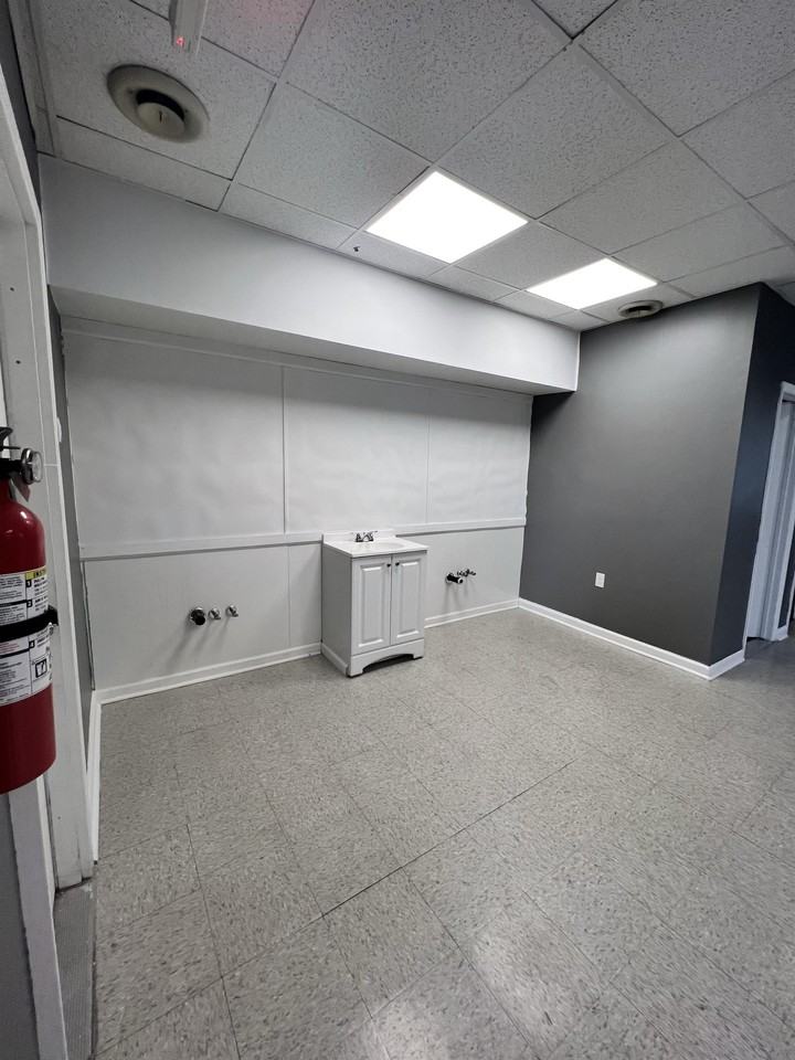 442 Brownsville Rd - Photo 4 of 14