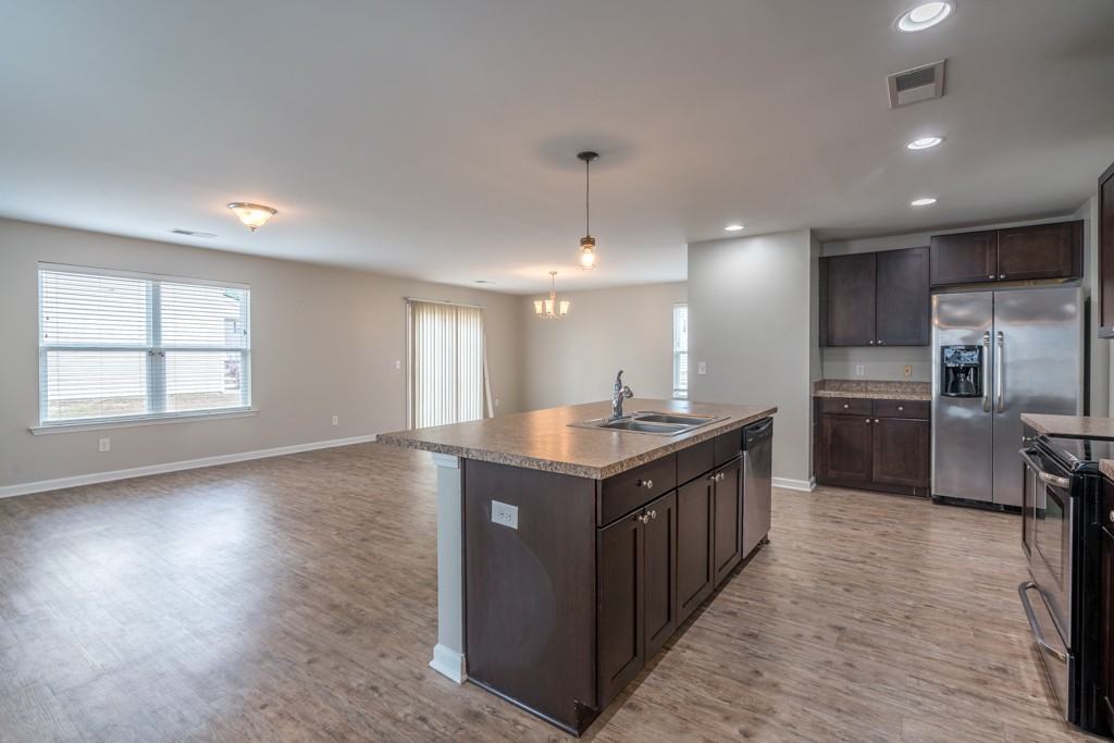 245 Bender Street - Photo 7 of 39