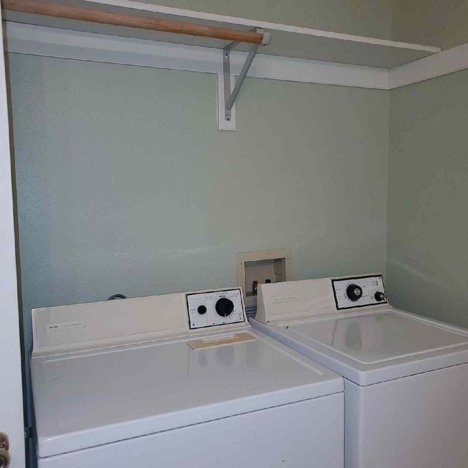 115 Southeast #B - Photo 3 of 16