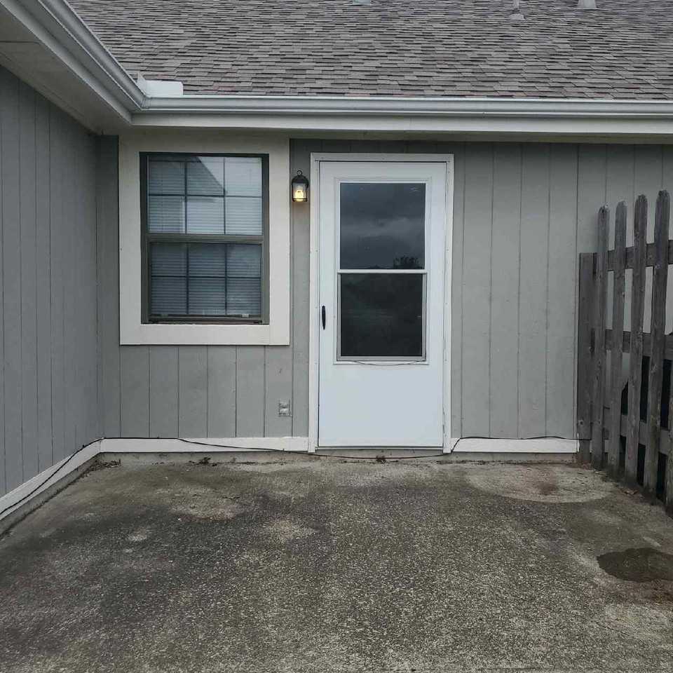 115 Southeast #B - Photo 2 of 16