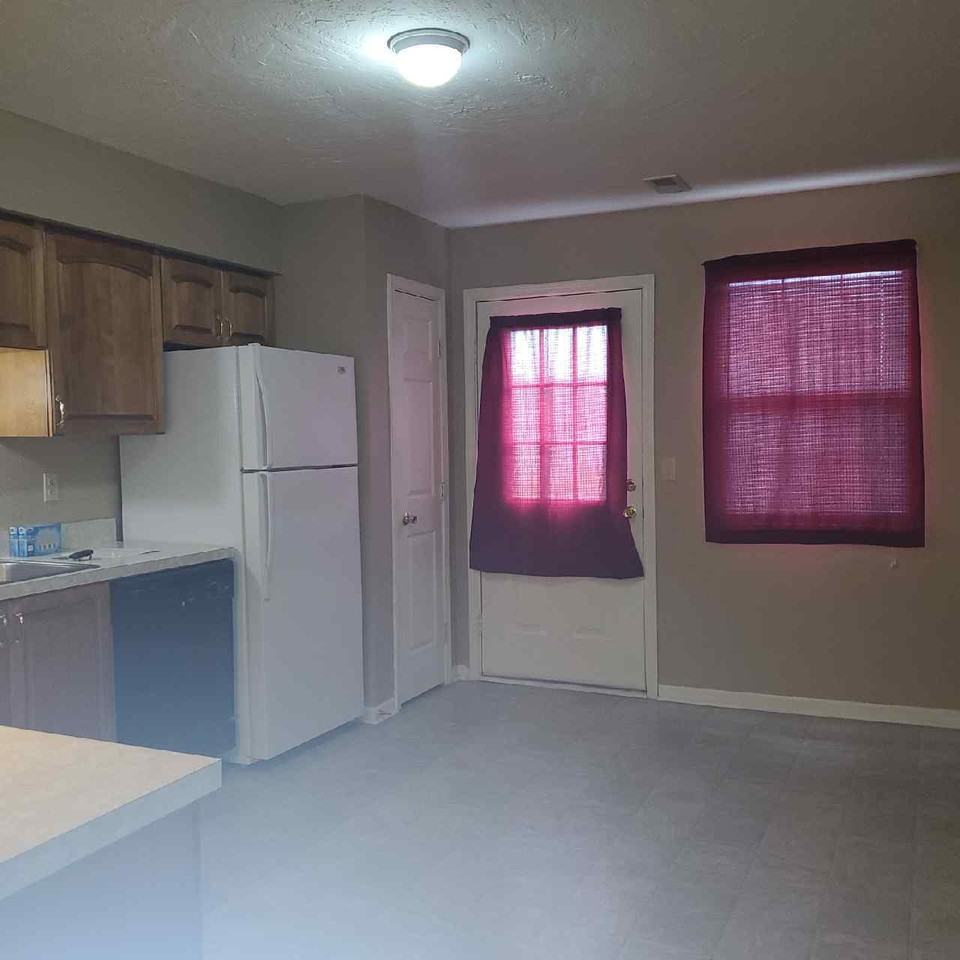 115 Southeast #B - Photo 3 of 16