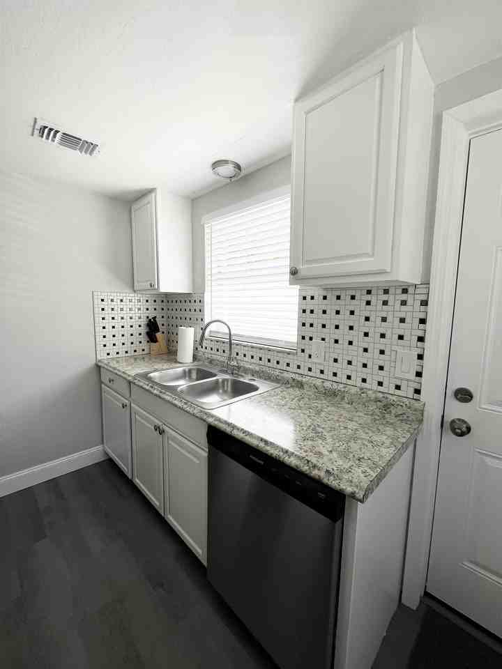 607 Lyndhurst St #607 - Photo 2 of 26