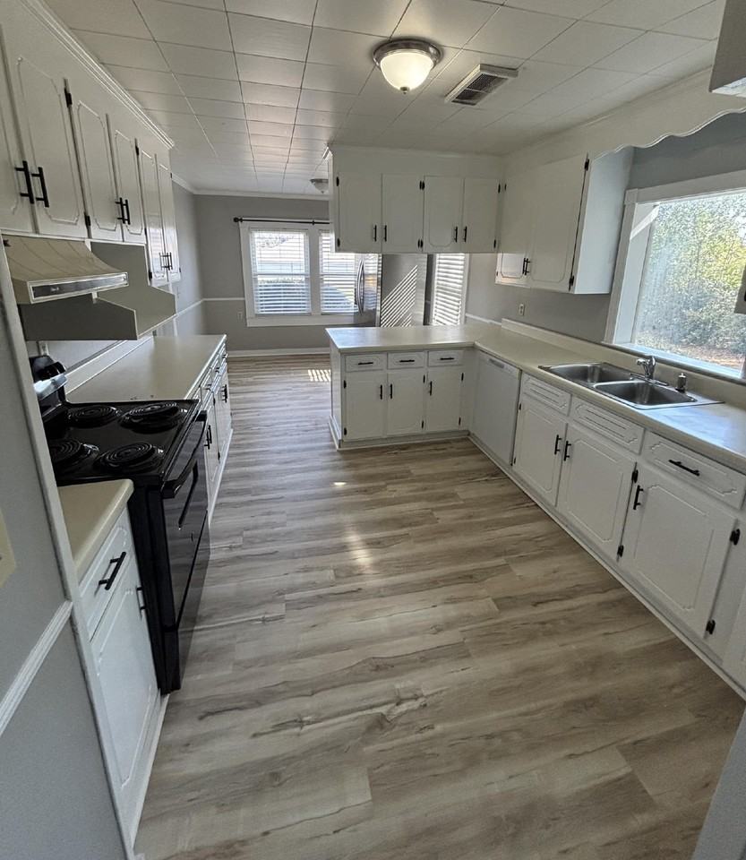 109 N Broadway St - Photo 2 of 10