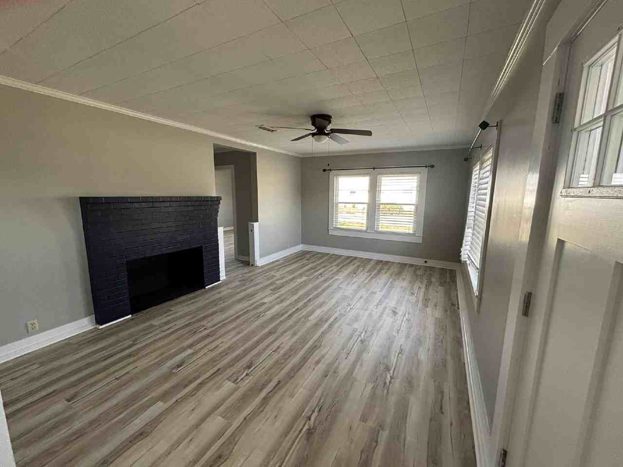 109 N Broadway St - Photo 3 of 10