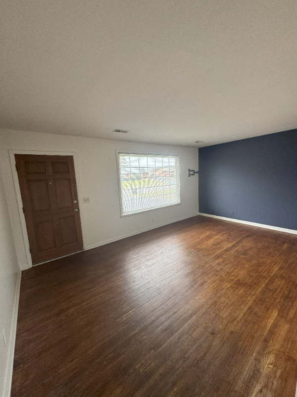 111 Newport Dr - Photo 2 of 18