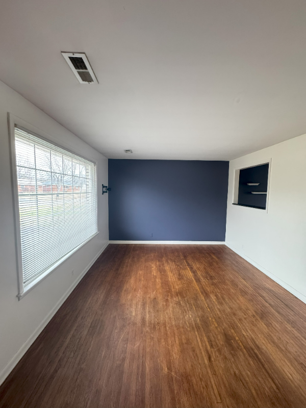 111 Newport Dr - Photo 3 of 18