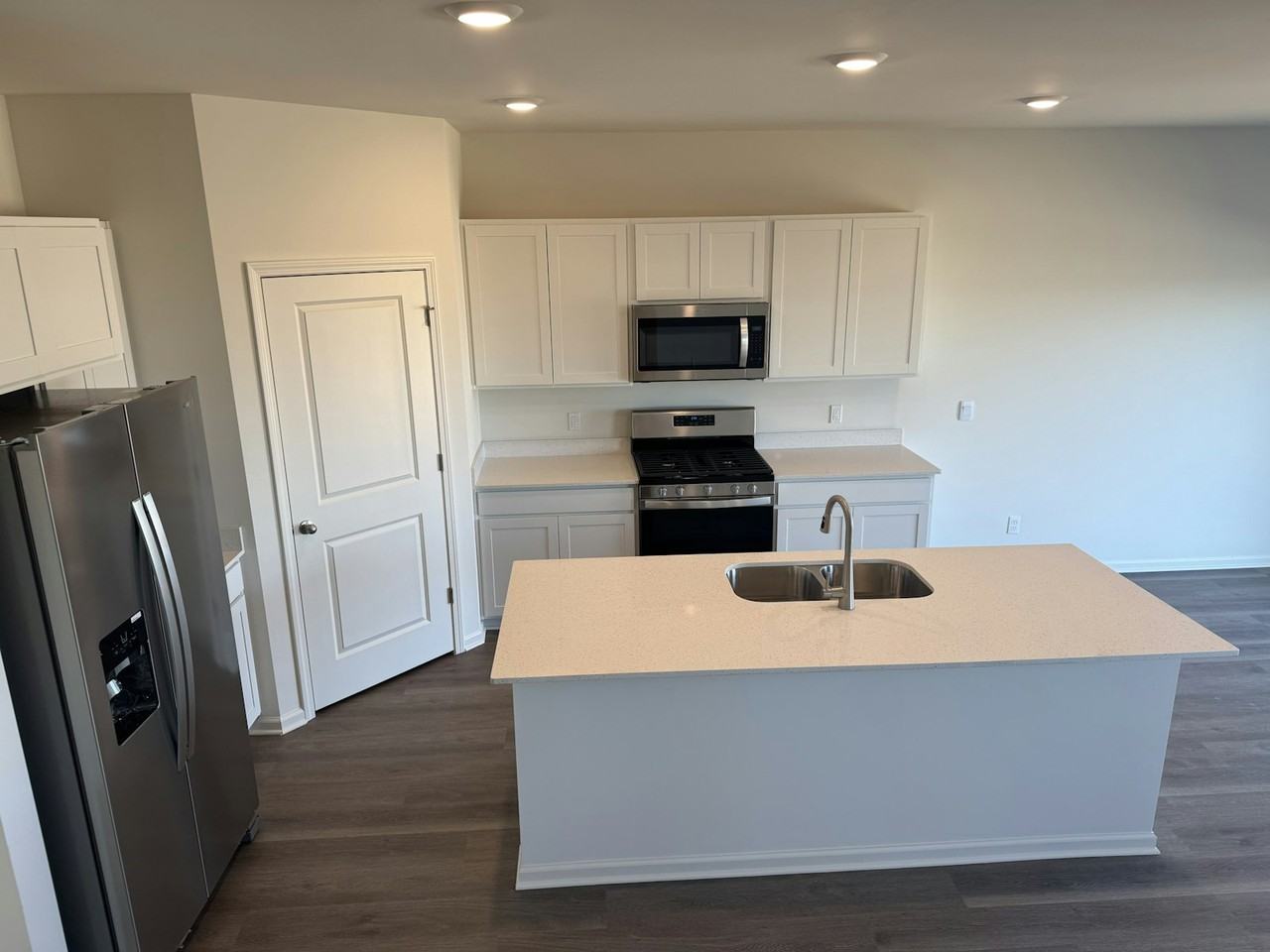 7618 West 103rd Street - Photo 2 of 37