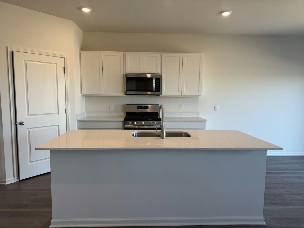 7618 West 103rd Street - Photo 3 of 37