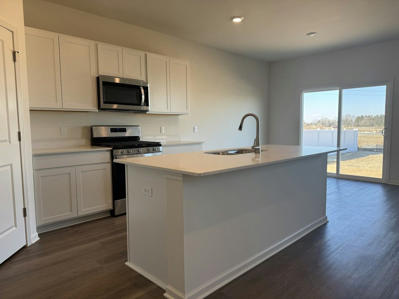 7618 West 103rd Street - Photo 4 of 37