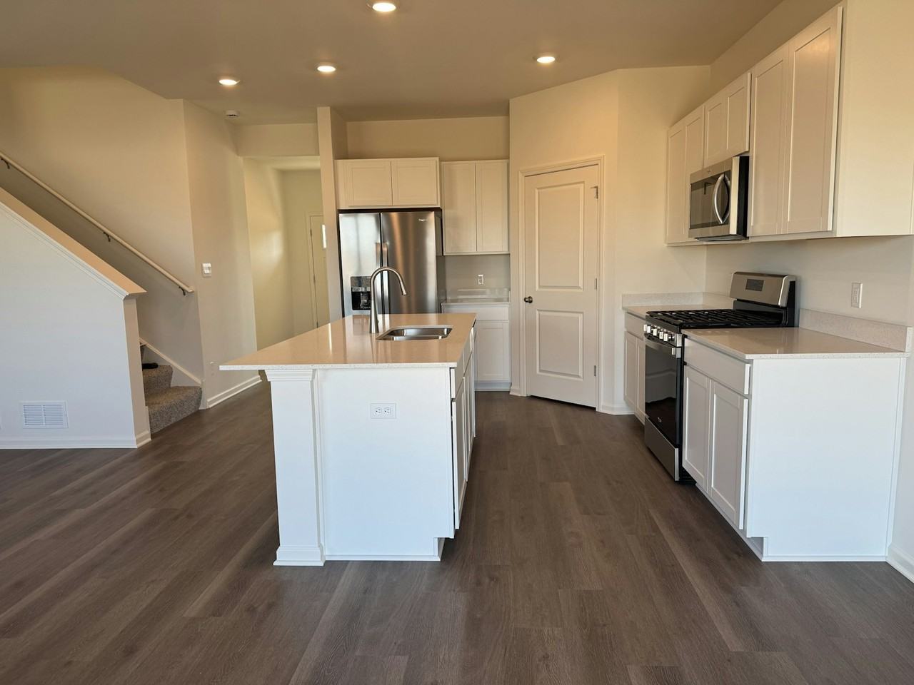7618 West 103rd Street - Photo 5 of 37