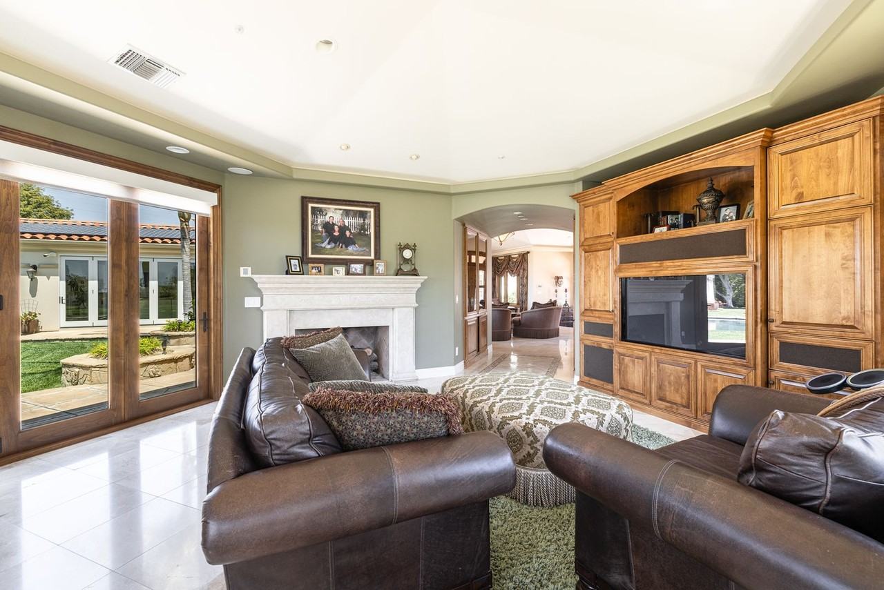 20 Via Terrasol - Photo 3 of 47