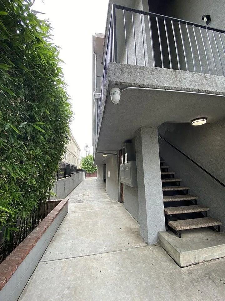 2 Bedroom Apartments in Van Nuys - Photo 2 of 9