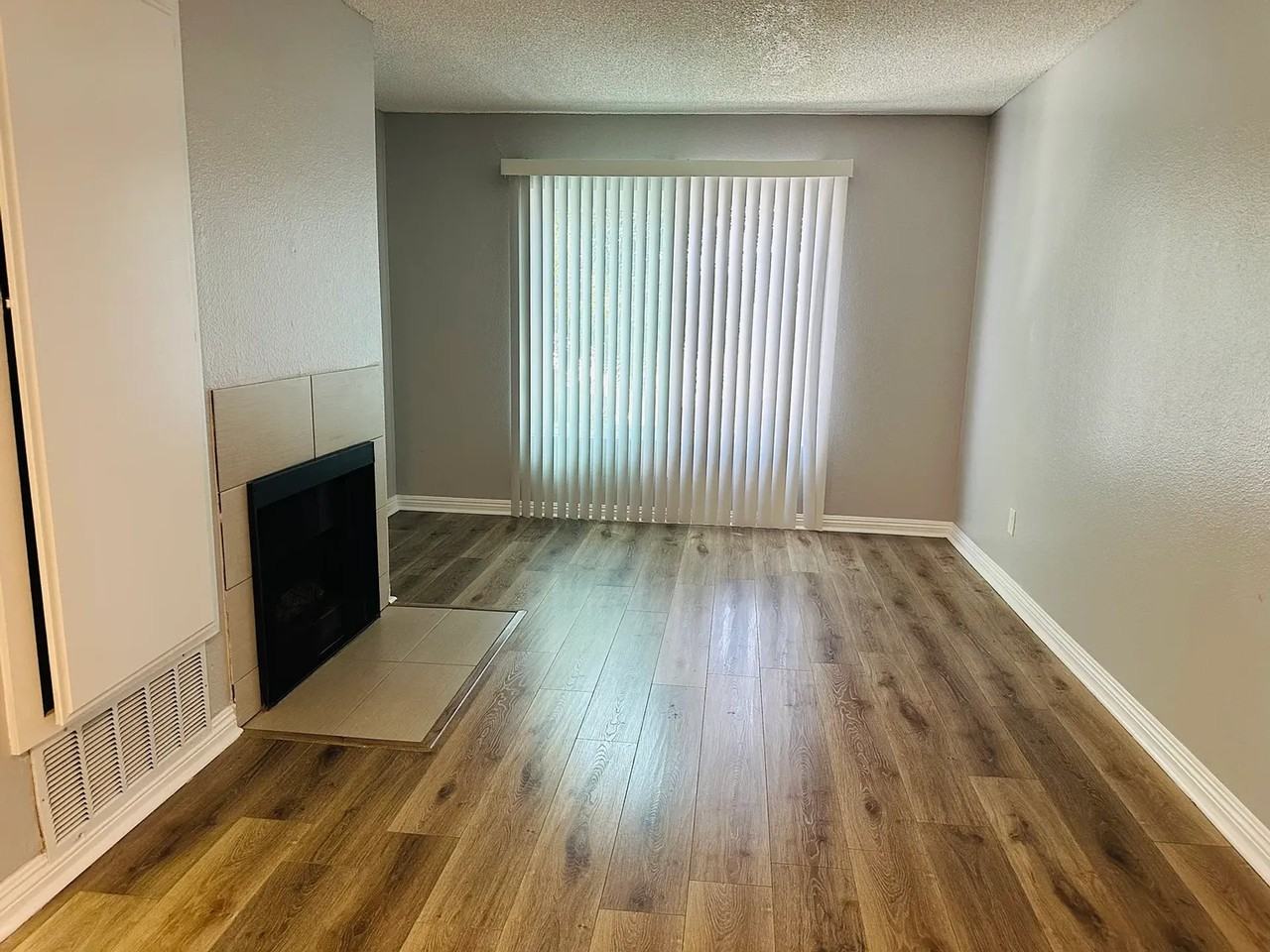 2 Bedroom Apartments in Van Nuys - Photo 4 of 9