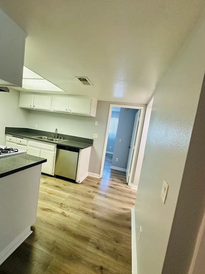 2 Bedroom Apartments in Van Nuys - Photo 6 of 9