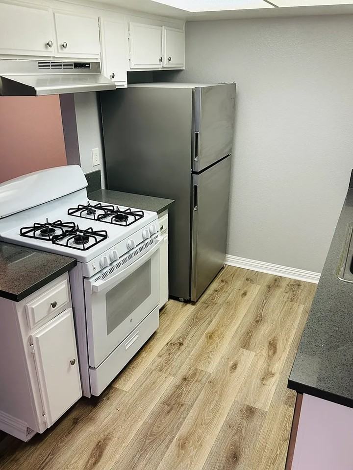 2 Bedroom Apartments in Van Nuys - Photo 7 of 9