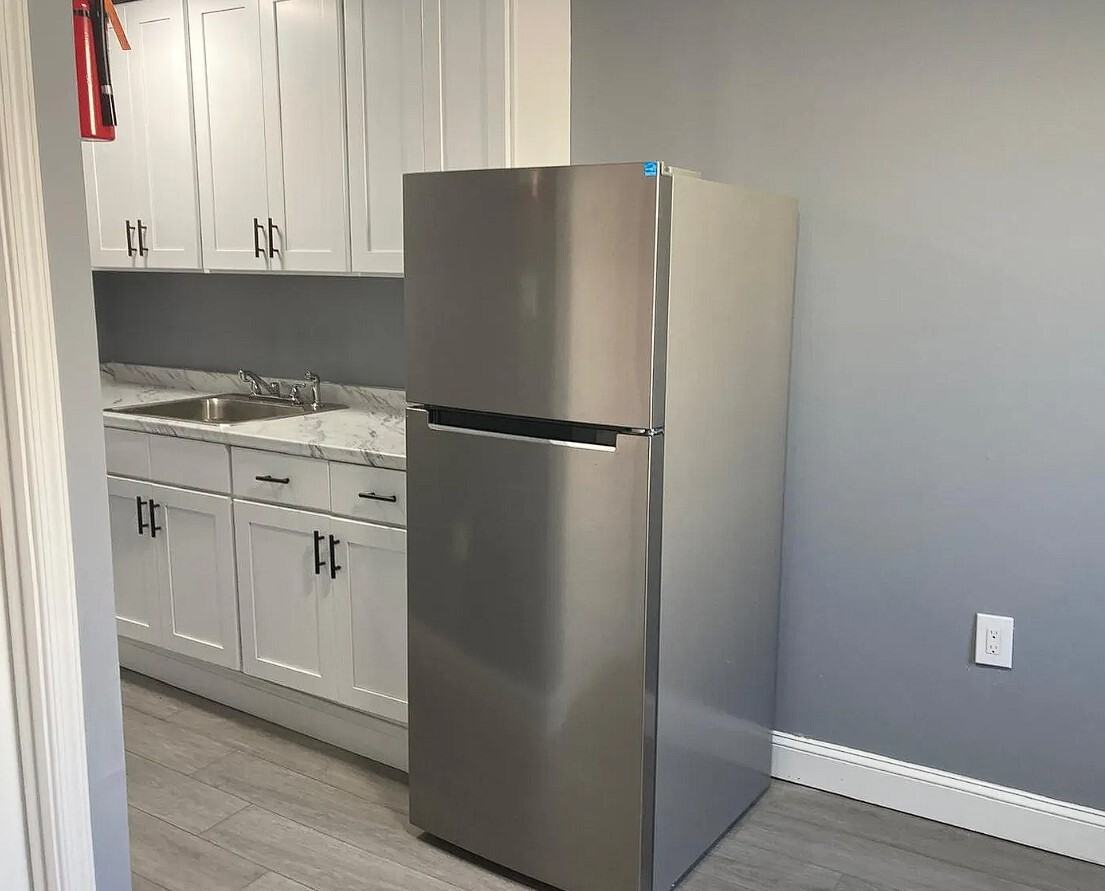 6401 Saybrook Avenue - Photo 4 of 13