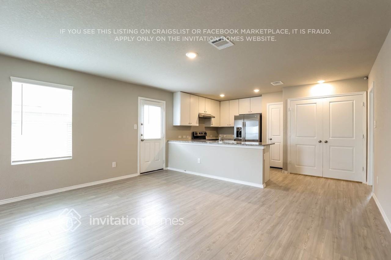 140 Hollywood Dr - Photo 5 of 17