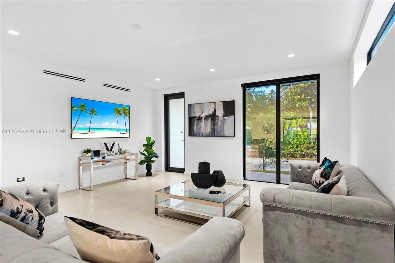 2572 Ne 182nd Ter #0 - Photo 5 of 50